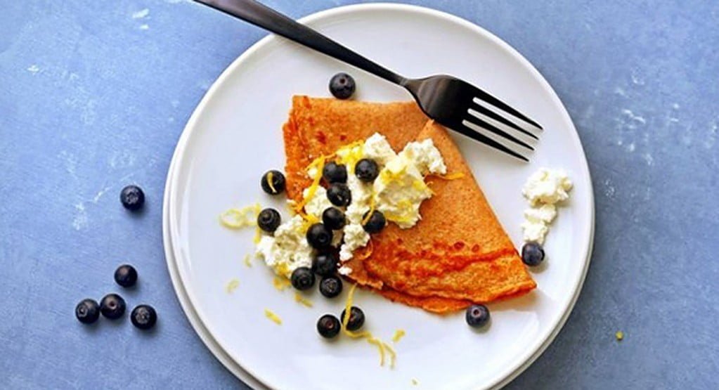 Recept: Volkorenflensjes met blauwe bessen en ricotta