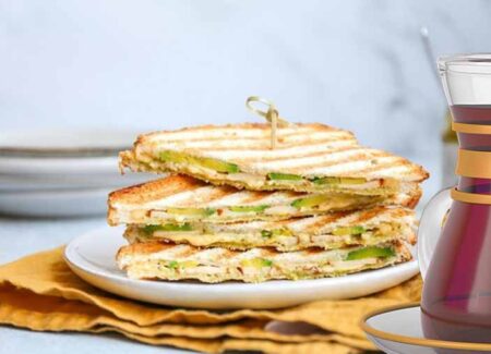 Tosti kip avocado pesto